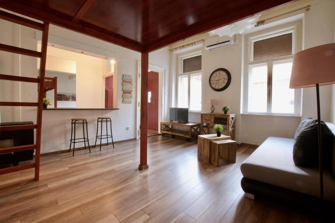 Scarlet Timber Apartment Budapest